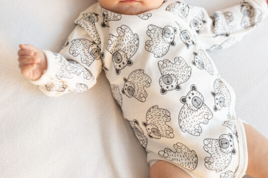 Vauvan kietaisubody nalle -kuosilla. Hilla Clothing Vauvan kietaisubody nalle -kuosilla. Hilla Clothing