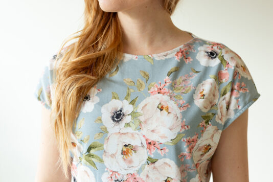 Kukkakuosinen holkkihihatunika - Melli EcoDesign Kukkakuosinen holkkihihatunika - Melli EcoDesign