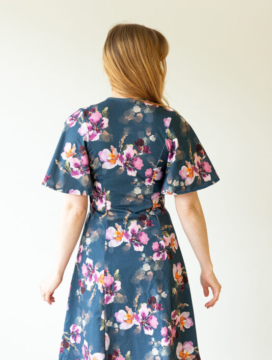 Kukkakuosinen naisten perhoshihainen mekko - Melli EcoDesign Kukkakuosinen naisten perhoshihainen mekko - Melli EcoDesign