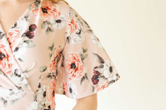 Naisten lyhythihainen mekko - Melli EcoDesign Leinikki laskosmekko kellohihalla - Melli EcoDesign