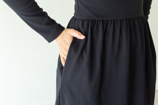 Naisten musta taskullinen mekko - Melli EcoDesign Naisten musta taskullinen mekko - Melli EcoDesign