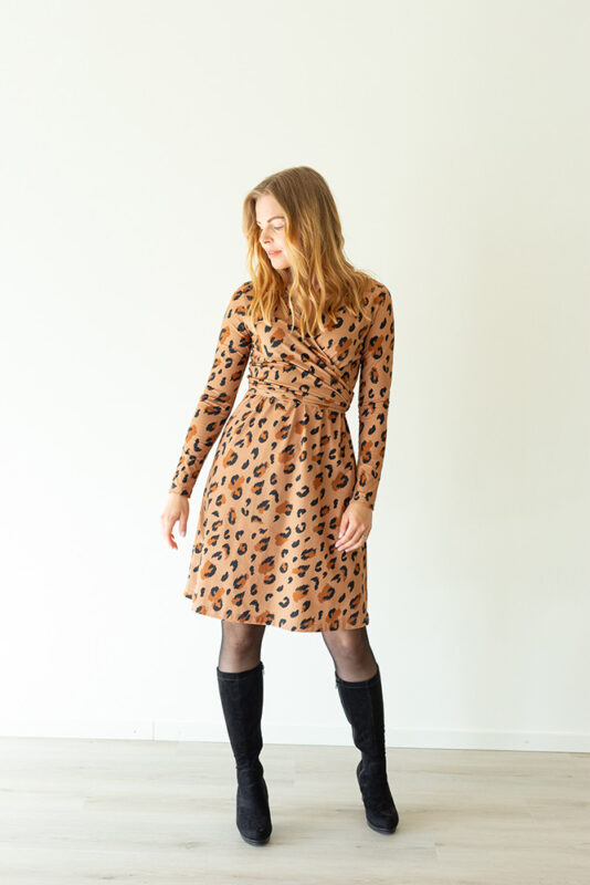 Pitkähihainen naisten kietaisumekko leopardi kuosilla - Melli EcoDesign