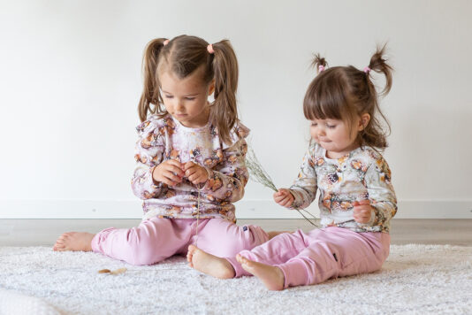 Kotimaiset lasten vaaleanpunaiset collegehousut - Melli EcoDesign Kotimaiset lasten vaaleanpunaiset collegehousut - Melli EcoDesign