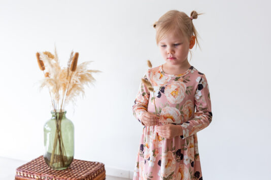 Lasten mekko kukkakuosilla - Melli EcoDesign Lasten mekko kukkakuosilla - Melli EcoDesign