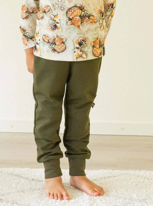 Lasten vihreät collegehousut - Melli EcoDesign Lasten vihreät collegehousut - Melli EcoDesign