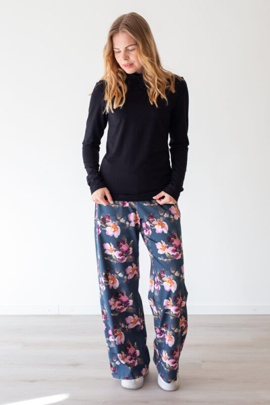ENNAKKOMYYNTI Leveät housut Mystic flower tummansininen S-XXL