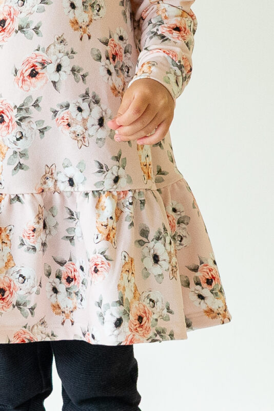 Lasten frillahelmainen collegemekko - Melli EcoDesign Lasten frillahelmainen collegemekko - Melli EcoDesign