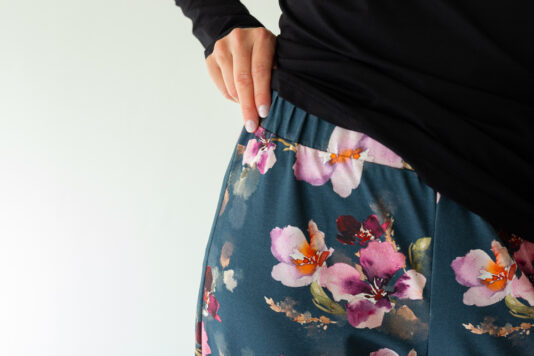 Naisten tummansiniset leveät housut - Melli EcoDesign Naisten tummansiniset leveät housut - Melli EcoDesign