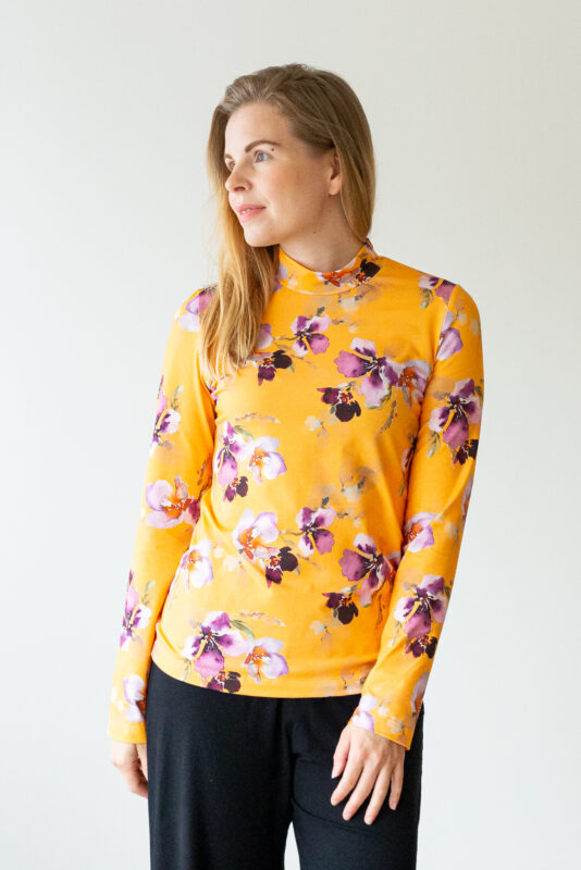 Naisten korkeakaluksinen kuosillinen paita Mystic flower okra - Melli EcoDesign Naisten korkeakaluksinen kuosillinen paita Mystic flower okra - Melli EcoDesign