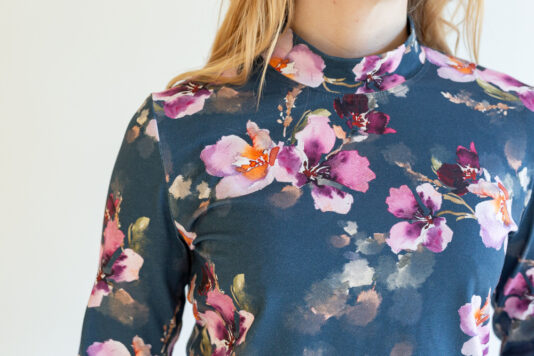 Naisten kuosillinen paita korkealla kauluksella - Melli EcoDesign Naisten kuosillinen paita korkealla kauluksella - Melli EcoDesign