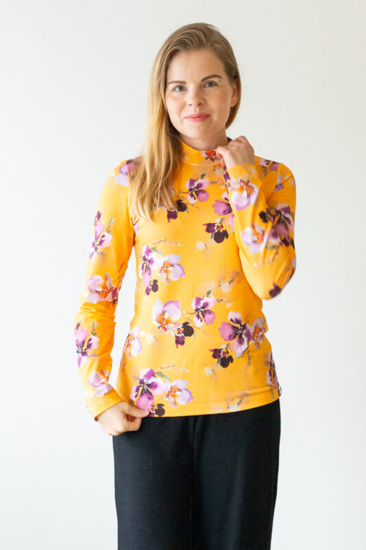 Paita korkealla kauluksella Mystic flower okra S-XXL