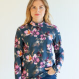 Naisten paita korkeallakauluksella Mystic flower tummansininen - Melli EcoDesign