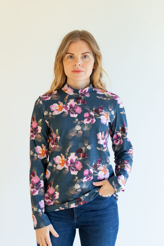 Naisten paita korkeallakauluksella Mystic flower tummansininen - Melli EcoDesign