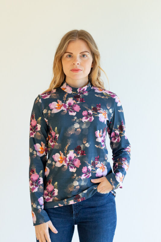 Paita korkealla kauluksella Mystic flower tummansininen S-XXL