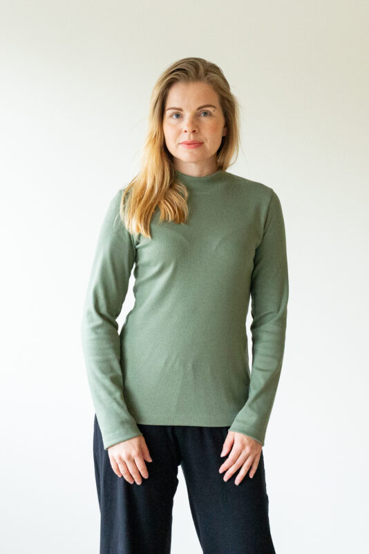 Ribbipaita korkealla kauluksella havu S-XL