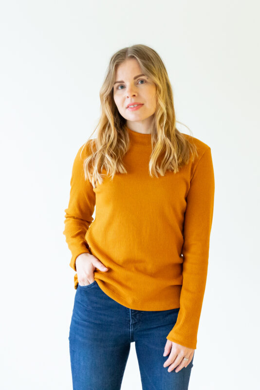 Ribbipaita korkealla kauluksella okra S-XL