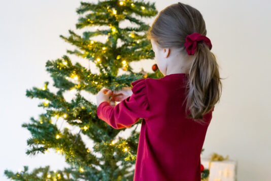 Punainen röyhelöhihainen lasten paita - Melli EcoDesign Punainen röyhelöhihainen lasten paita - Melli EcoDesign