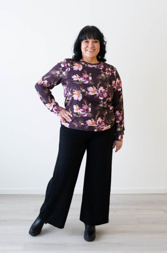 Kotimaiset naistenvaatteet - Melli EcoDesign Kukkakuosinen naisten collegepaita -Melli EcoDesign