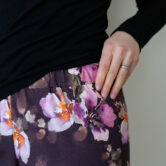 Leveät housut Mystic luumu kuosilla - Melli EcoDesign