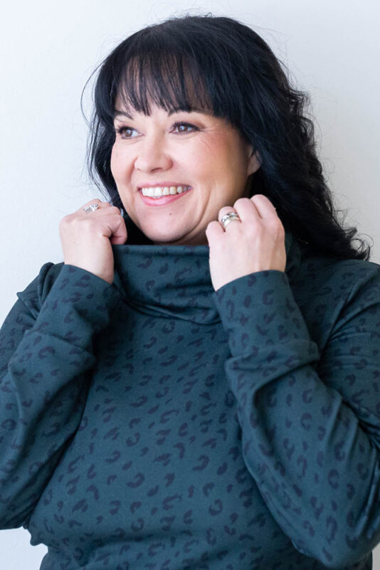 Naisten collegepaita kaulauksella leopardi havu - Melli EcoDesign