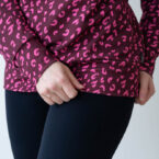 Naisten pinkki leopardi kuosinen collegepaita - Melli EcoDesign