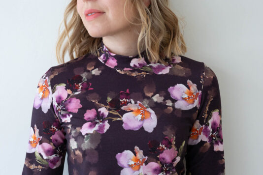 Naisten kukkakuosinen korkea kauluksinen paita - Melli EcoDesign Naisten kukkakuosinen korkea kauluksinen paita - Melli EcoDesign