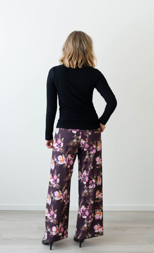 Naisten luumun sävyiset leveä lahkeiset housut - Melli EcoDesign Naisten luumun sävyiset leveä lahkeiset housut - Melli EcoDesign