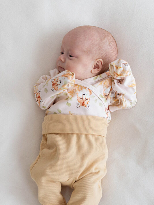 Kietaisubody kääntöhihoilla Viljapellon kätköissä vaalea - Melli EcoDesign Kietaisubody kääntöhihoilla Viljapellon kätköissä vaalea - Melli EcoDesign