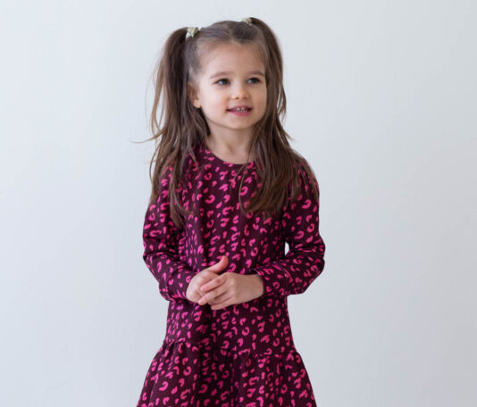 Lasten frillahelmainen collegemekko - Melli EcoDesign Lasten frillahelmainen collegemekko - Melli EcoDesign