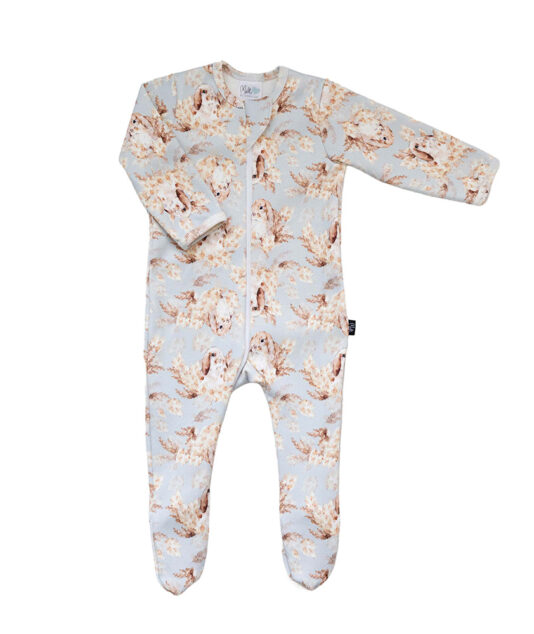 Vauvan suloinen pupu unihaalari jalkaterillä - Melli EcoDesign