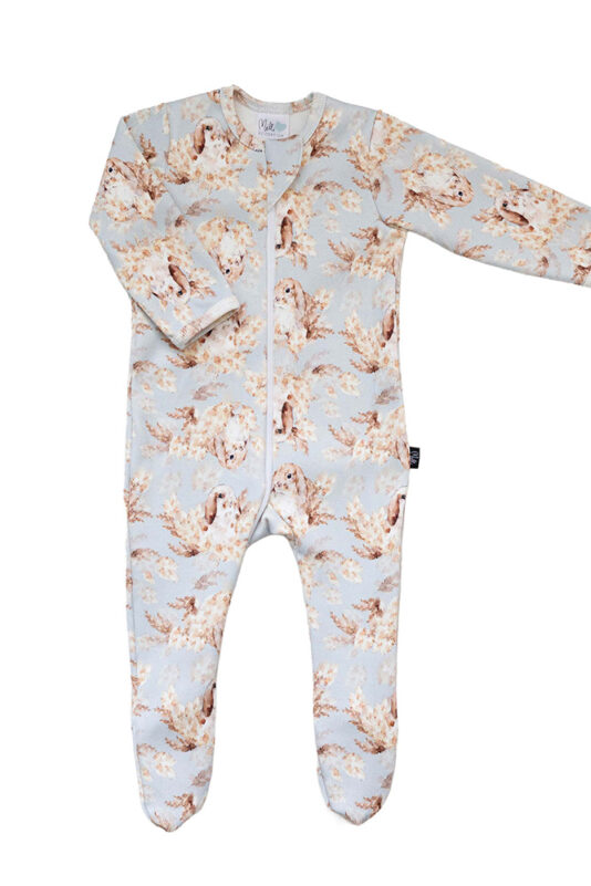 Vauvan suloinen pupu unihaalari jalkaterillä - Melli EcoDesign