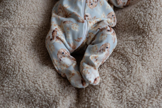 Vauvan jalkaterällinen pupu kuosinen unihaalari - Melli EcoDesign Vauvan jalkaterällinen pupu kuosinen unihaalari - Melli EcoDesign