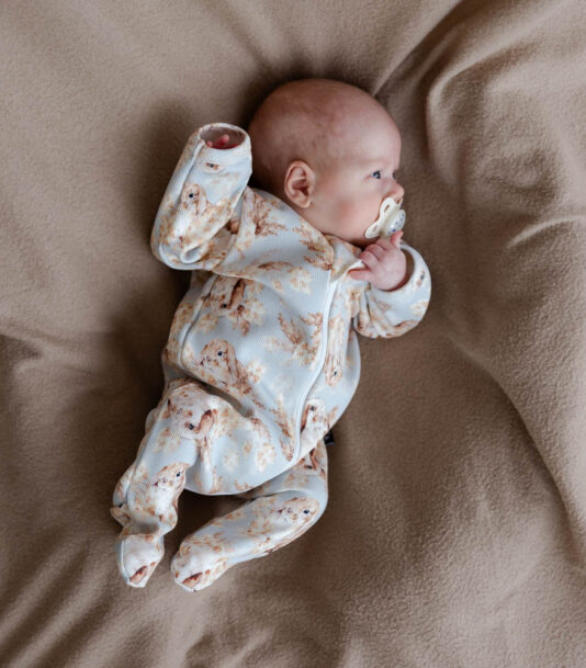 Vauvan ribbi unihaalari jalkaterillä - Melli EcoDesign Vauvan ribbi unihaalari jalkaterillä - Melli EcoDesign