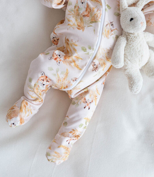 Vauvan unihaalari jalkaterillä Viljapellon kätköissä vaalea - Melli EcoDesign