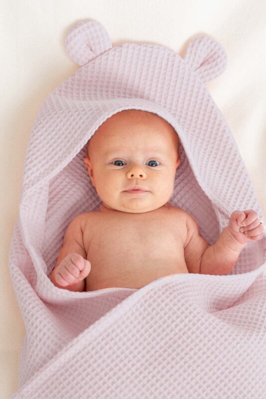 Vauvan huppupyyhe nallen korvilla murrettu kanerva