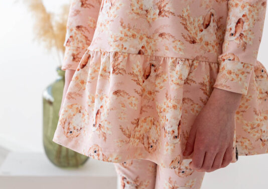 Frillahelmainen lasten collegemekko pupukuosilla- Melli EcoDesign Frillahelmainen lasten collegemekko pupukuosilla- Melli EcoDesign