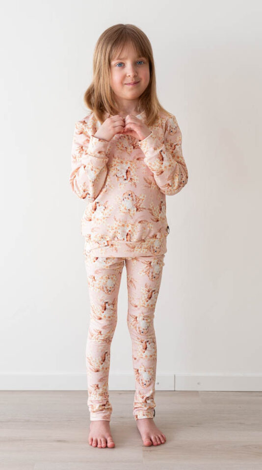 Lasten pupu kuosiset legginsit ja collegepaita - Melli EcoDesign Lasten pupu kuosiset legginsit ja collegepaita - Melli EcoDesign