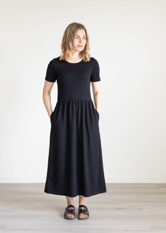 Musta naisten midimittainen mekko taskuilla - Melli EcoDesign Musta naisten midimittainen mekko taskuilla - Melli EcoDesign