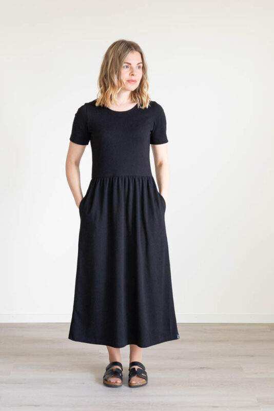 Musta naisten midimittainen mekko taskuilla – Melli EcoDesign Musta naisten midimittainen mekko taskuilla - Melli EcoDesign