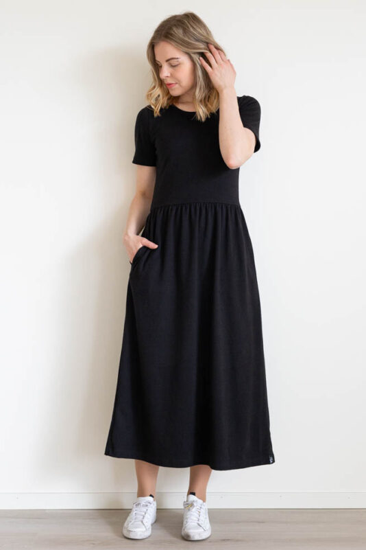 Naisten midimittainen taskumekko musta - Melli EcoDesign