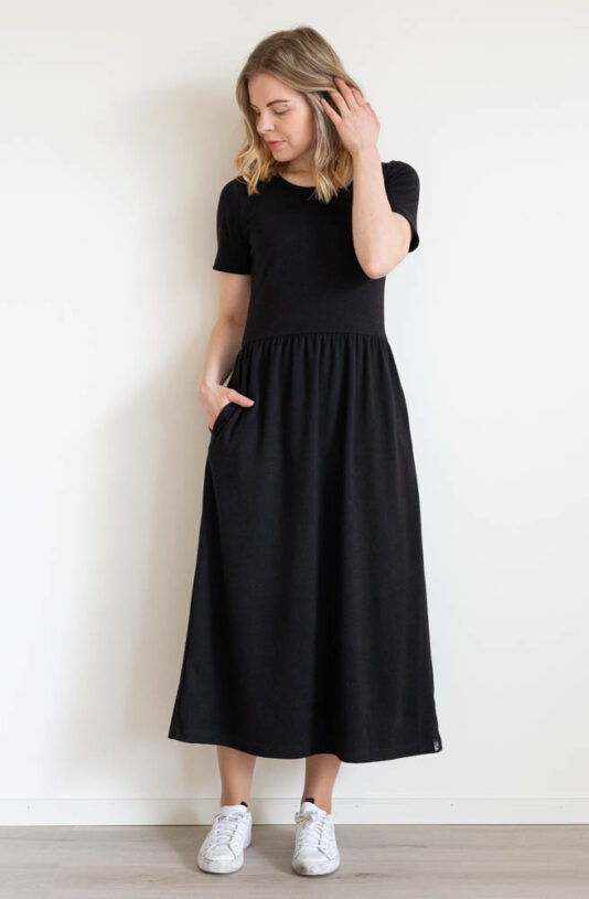 Naisten midimittainen taskumekko musta - Melli EcoDesign Naisten midimittainen taskumekko musta - Melli EcoDesign