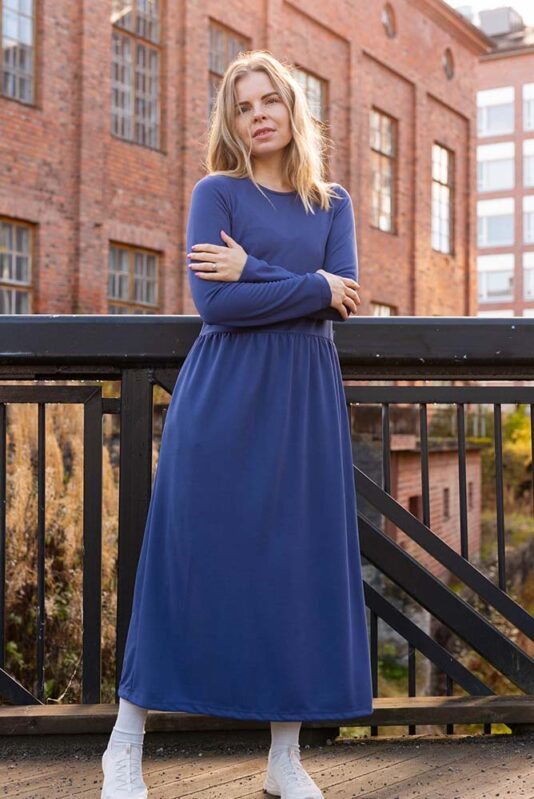 Pitkähihainen naisten mekko taskuilla – Melli EcoDesign Pitkähihainen naisten mekko taskuilla – Melli EcoDesign