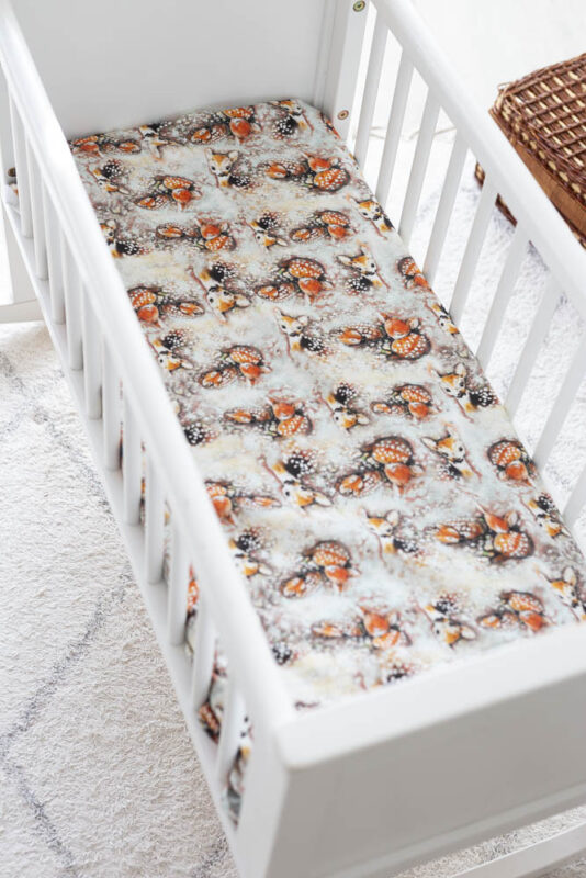 Vauvan kehdon lakana bambi kuosilla - Melli EcoDesign